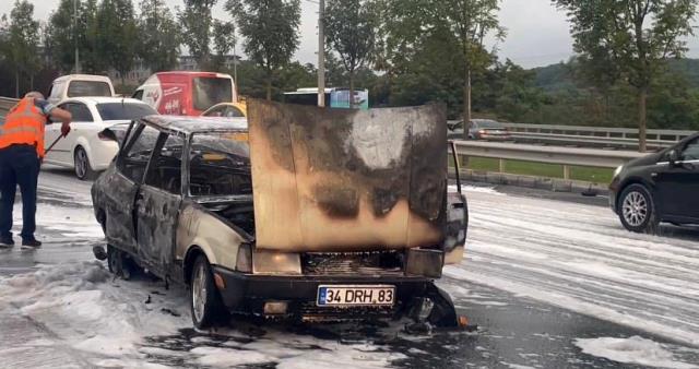 Minibüsle çarpışan otomobil alev topuna döndü