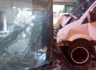 Kağıthane’de öksürük krizi tutan şoför, servis aracıyla bankaya girdi: 1 yaralı