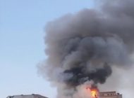 <strong>Kağıthane’de 5 katlı binanın çatısında çıkan yangın korkuttu</strong>