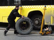 <strong></noscript>KAĞITHANE’DE SEYİR HALİNDEKİ İETT OTOBÜSÜNÜN TEKERLEĞİ FIRLADI</strong>