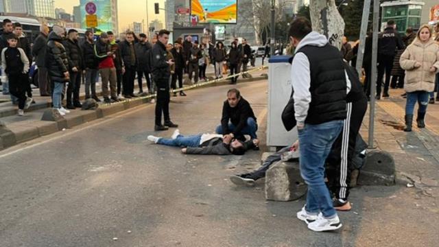 <strong>Kağıthane’de Motosikletle gelip kurşun yağdırdılar: 1 ölü, 2 yaralı</strong>