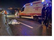 <strong></noscript>Seyir halindeyken aracından düştü, arkadan gelen iki otomobilin çarpması sonucu hayatını kaybetti</strong>