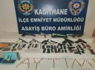 <strong></noscript>Kağıthane’de polisin baskın düzenlediği ev silah imalathanesi çıktı</strong>