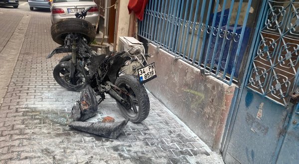 Motosikletini yakıp, iş yerini kurşunladılar