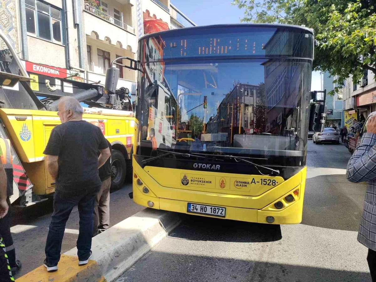 İETT Otobüsü Refüje Çıktı: Yolcular Panikledi, Trafik Durdu