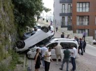 Kağıthane’de sürücü 8 metre yükseklikten park halindeki otomobillere uçtu