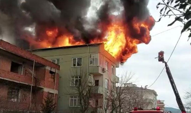 Kağıthane’de Gecekondunun Çatısında Çıkan Yangın Paniğe Neden Oldu