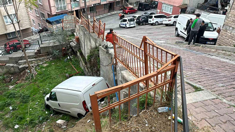 Kağıthane’de freni tutmayan araç apartman bahçesine düştü