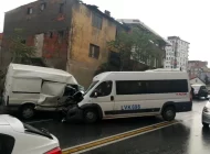Okmeydanı’nda servis minibüsü ile araç çarpıştı: Yaralılar var
