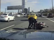 Kağıthane TEM Otoyolu’nda motosikletli aynasını kırdı, taksiye çarptı
