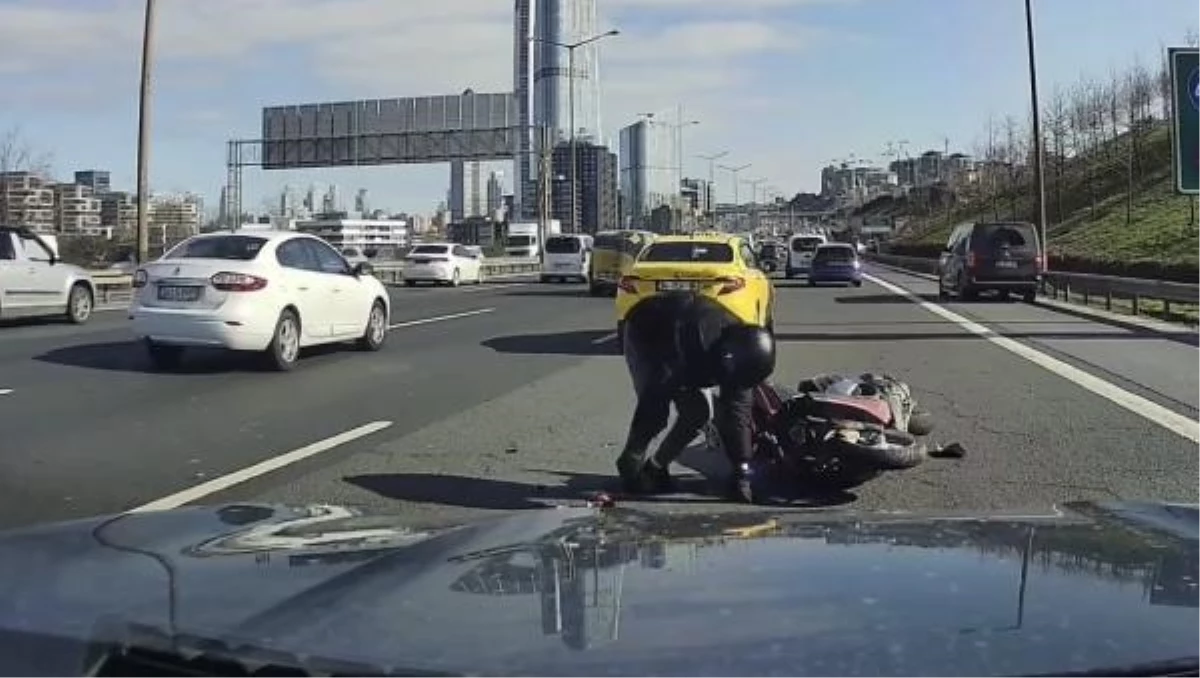 Kağıthane TEM Otoyolu’nda motosikletli aynasını kırdı, taksiye çarptı