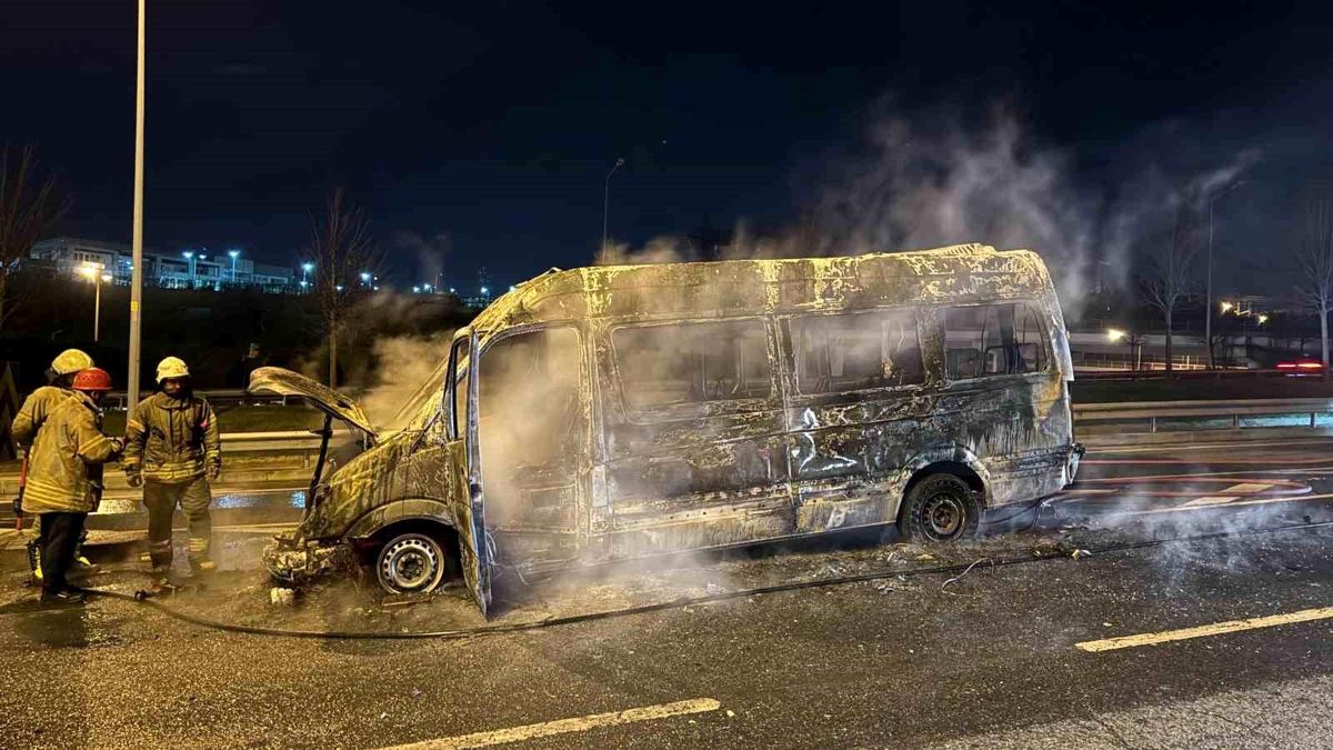 Kağıthane’de Servis Minibüsü Alev Alev Yandı