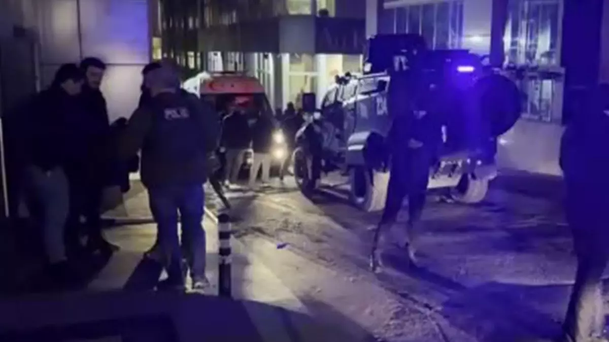 Kağıthane’de silahlı çatışma! 2’si polis 5 kişi yaralandı