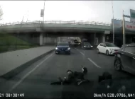 Kağıthane’de otomobil motosikletliye çarptı, feci kaza kameralara yansıdı