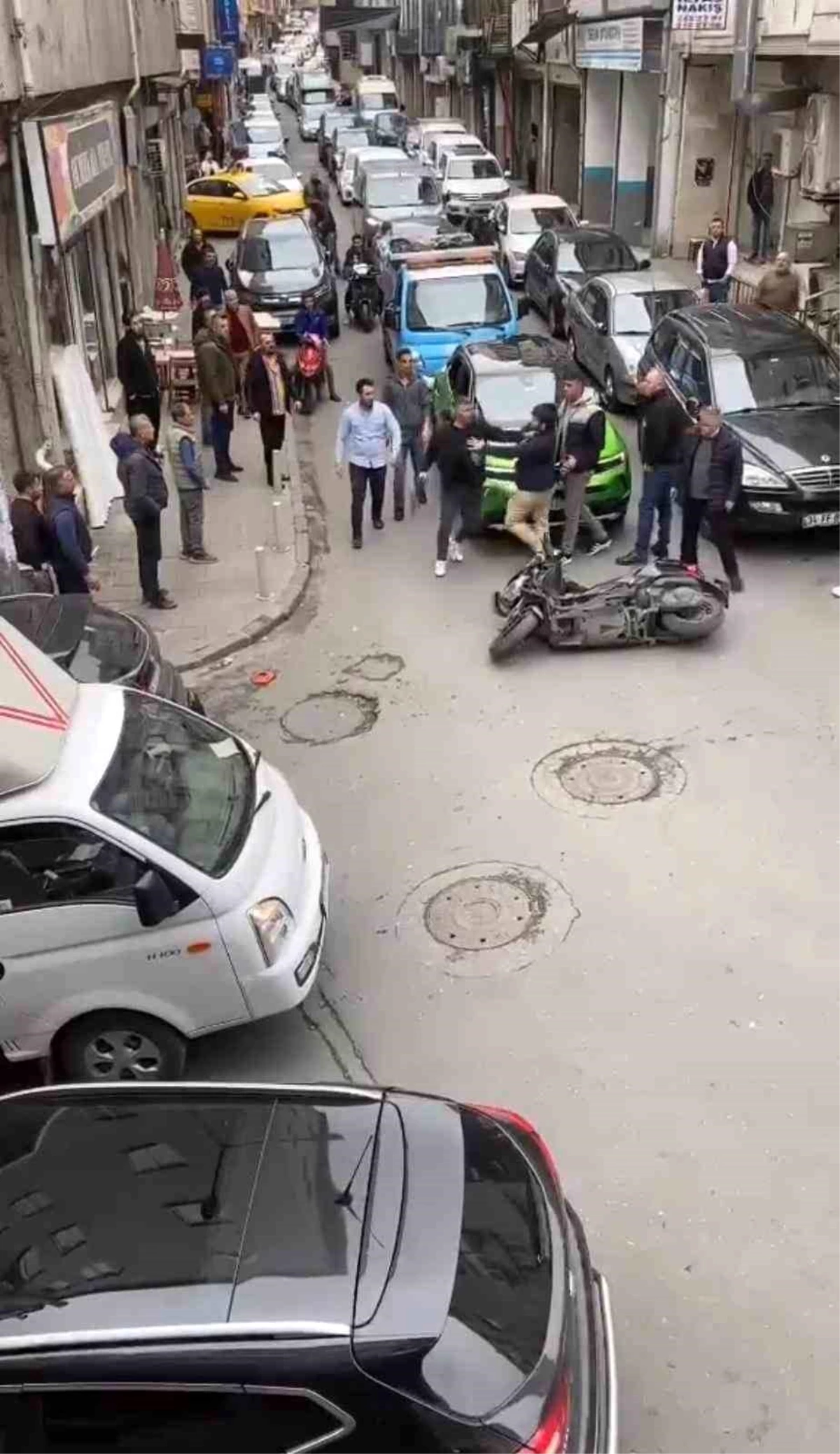 Kağıthane’de Yol Vermeme Kavgası: Araç Sürücüsü Motosikletliye Saldırdı