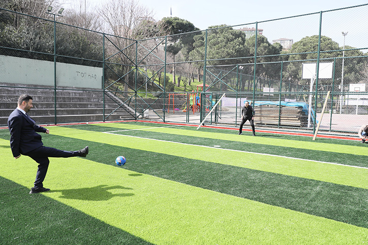 KAĞITHANE’DEKİ TÜM FUTBOL SAHALARI YENİLENİYOR