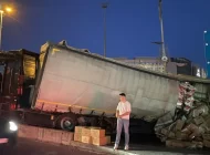 Kağıthane’de devrilen tırdaki tonlarca ürün yola saçıldı