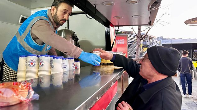 KÂĞITHANE’DE VATANDAŞA SICAK ÇORBA İKRAMI