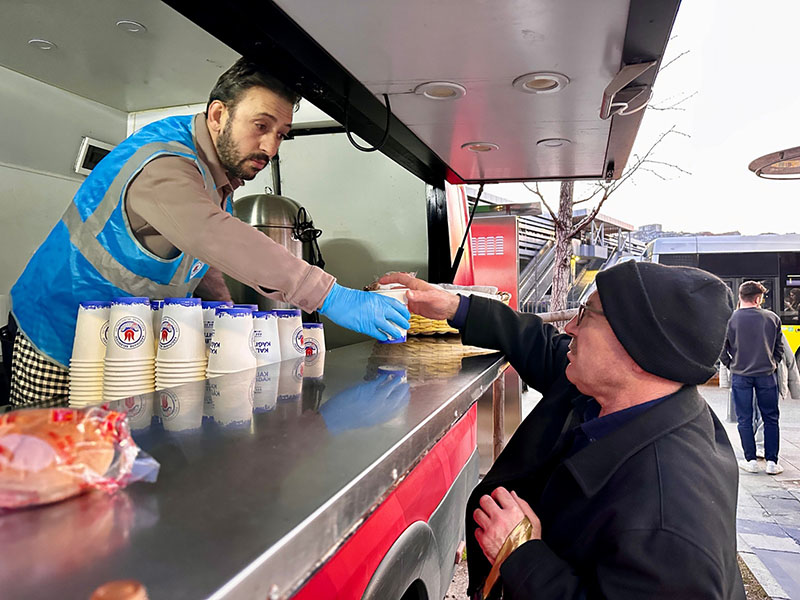 KÂĞITHANE’DE VATANDAŞA SICAK ÇORBA İKRAMI