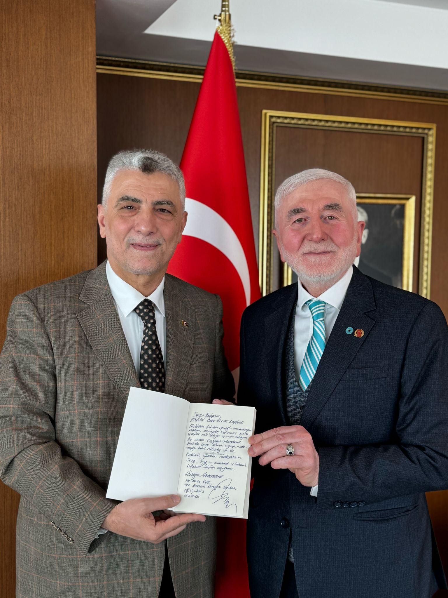 KİTABINI BAKAN BOLAT’A TAKDİM ETTİ