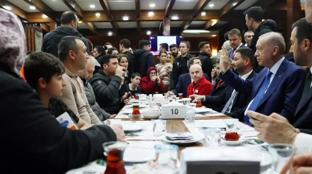 Cumhurbaşkanı Erdoğan, geceyi dışarda geçiren Kağıthaneli vatandaşları ziyaret etti.