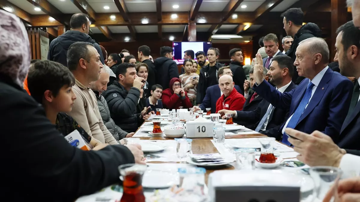 Cumhurbaşkanı Erdoğan, geceyi dışarda geçiren Kağıthaneli vatandaşları ziyaret etti.