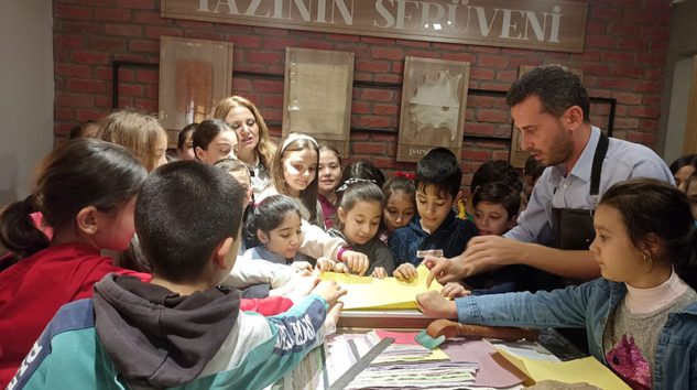 KÂĞITHANE’DE ÇOCUKLAR EL YAPIMI KÂĞITLA HEM ÖĞRENİYOR HEM ÜRETİYOR
