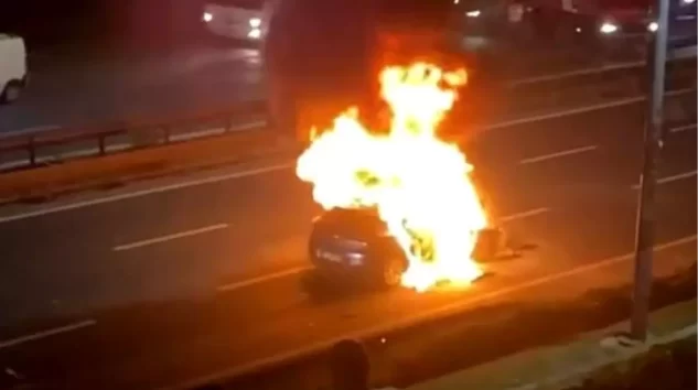 Kağıthane’de Kaza: Araç Yandı, Sürücü Yaralandı