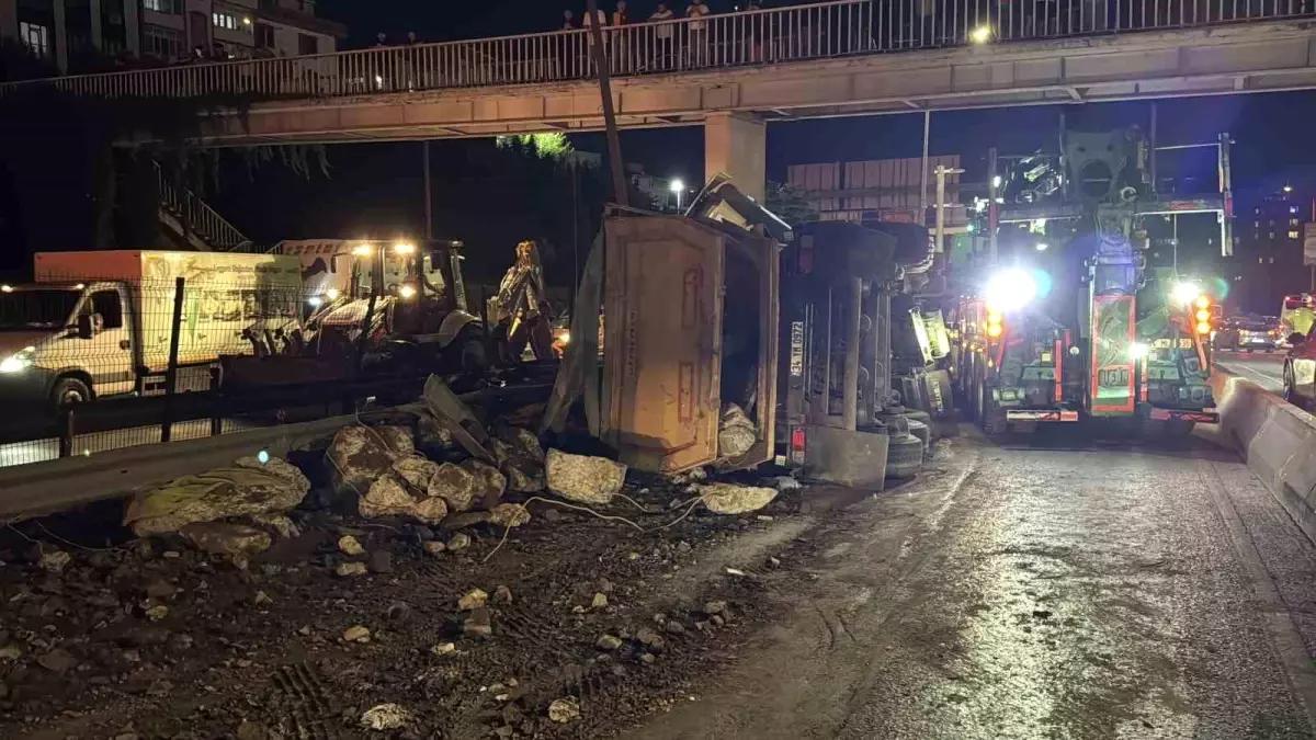 Kağıthane’de Hafriyat Kamyonu Devrildi