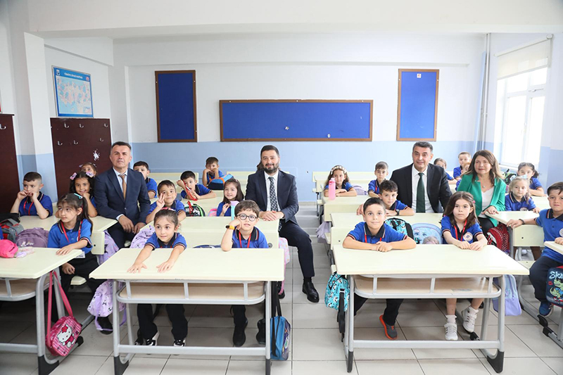 KÂĞITHANE’DE OKULLAR YENİ DÖNEME KAPILARINI AÇTI