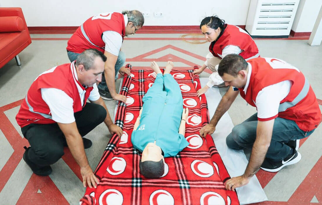 KIZILAY’DAN VATANDAŞLARA  İLK YARDIM DUYARLILIĞI