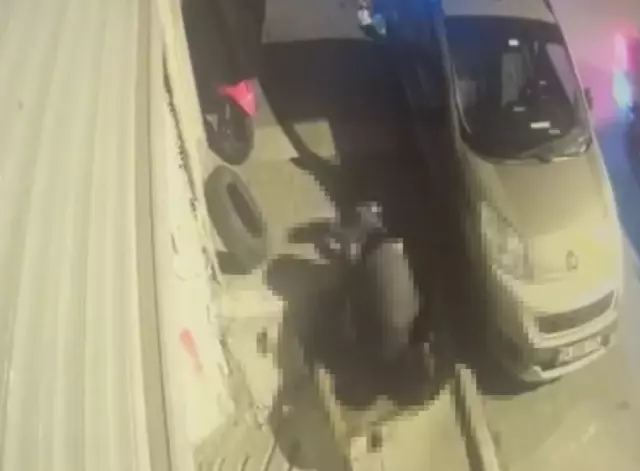 Sırtından bıçaklayıp başını yere vurdu, öldü