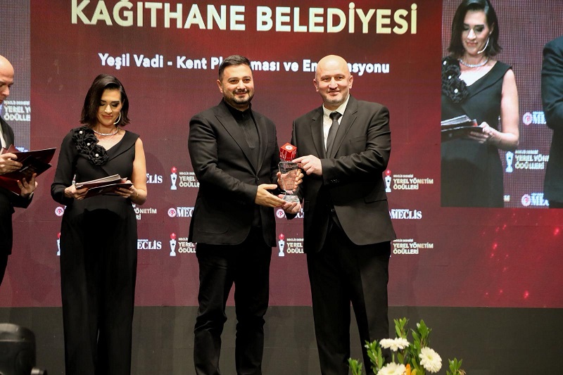 BAŞKAN ÖZTEKİN’E YEREL YÖNETİMLERDEN ANLAMLI ÖDÜL