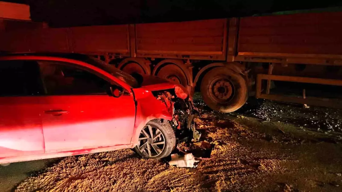 Kağıthane’de makas atan sürücü, park halindeki tıra çarptı: 2 yaralı