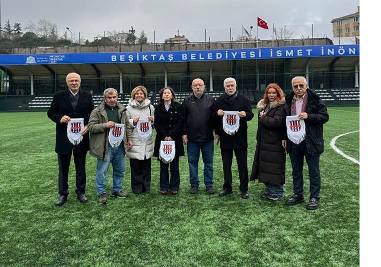 YENİ LEVENT KONAKLAR KIZ FUTBOL TAKIMI  BAŞARI İÇİN KOLLARI SIVADI
