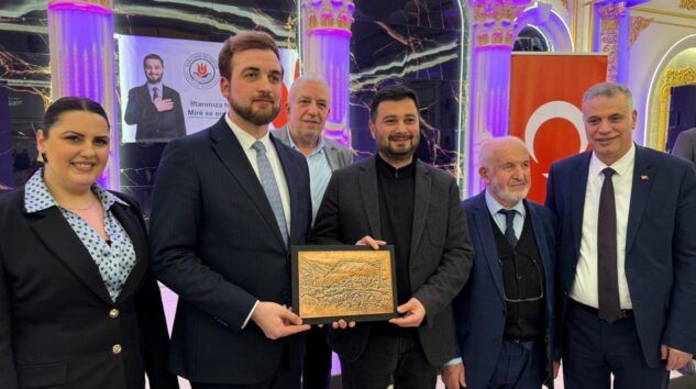 BAŞKAN ÖZTEKİN PRİZREN’DE RUMELİ TÜRKLERİYLE AYNI SOFRAYI PAYLAŞTI