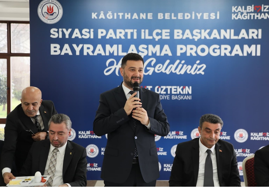KAĞITHANE’DE SİYASİLER BU BAYRAMDA DA BAŞKAN ÖZTEKİN’İN EV SAHİPLİĞİNDE BULUŞTU