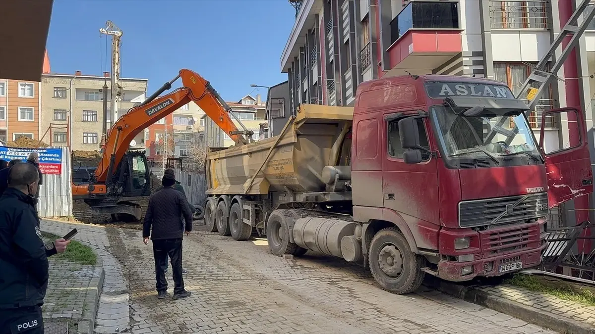 Kağıthane’de direğe çarpan kamyonun sürücüsü yaşamını yitirdi
