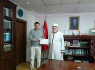 AVUSTURALYALI GENÇ MÜSLÜMANLIĞI SEÇTİ Kağıthane İlçe Müftülüğünde düzenlenen ihtida merasiminde, Avustralya vatandaşı Matthew John GILPIN, Kelime-i Şehadet getirerek Müslüman oldu ve “Amir” ismini aldı.Merasimde İlçe Müftüsü Necmettin Kayar, kendisine İslam dini hakkında kısa bilgiler vererek bu anlamlı tercihinin hayırlı olması temennisinde bulundu. Ardından ihtida belgesi takdim edilerek, Amir’in Müslüman olmasının hayırlara vesile olması için dua edildi. Program sonunda Müftü Kayar, Amir’i tebrik ederek kendisine yabancı dilde Kur’an-ı Kerim meali ile çeşitli dini kitaplar hediye etti.