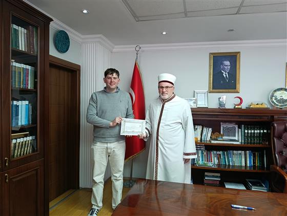 AVUSTURALYALI GENÇ MÜSLÜMANLIĞI SEÇTİ Kağıthane İlçe Müftülüğünde düzenlenen ihtida merasiminde, Avustralya vatandaşı Matthew John GILPIN, Kelime-i Şehadet getirerek Müslüman oldu ve “Amir” ismini aldı.Merasimde İlçe Müftüsü Necmettin Kayar, kendisine İslam dini hakkında kısa bilgiler vererek bu anlamlı tercihinin hayırlı olması temennisinde bulundu. Ardından ihtida belgesi takdim edilerek, Amir’in Müslüman olmasının hayırlara vesile olması için dua edildi. Program sonunda Müftü Kayar, Amir’i tebrik ederek kendisine yabancı dilde Kur’an-ı Kerim meali ile çeşitli dini kitaplar hediye etti.