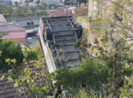 Okul servisi evin çatısına düştü