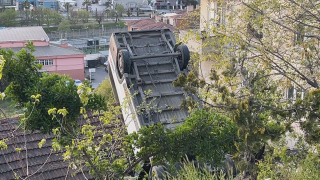 Okul servisi evin çatısına düştü