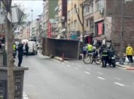 Kağıthane’de Kamyon Devrildi