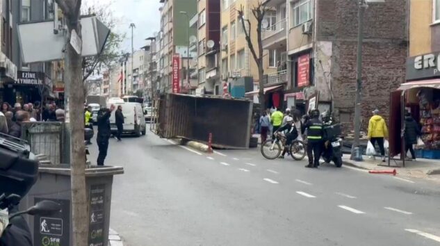 Kağıthane’de Kamyon Devrildi