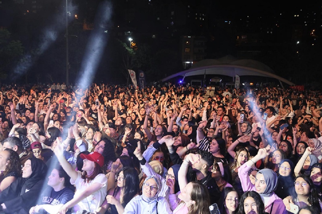 KAĞITHANE BİNLERCE GENCİYLE 19 MAYIS’I KUTLADI