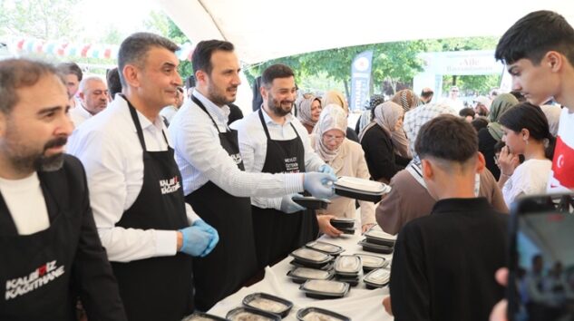 AİLE BAYRAMLAŞMASI PROGRAMINDA 20 BİN KİŞİYE 5 TON ETLİ PİLAV İKRAM EDİLDİ