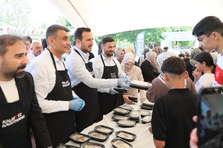 AİLE BAYRAMLAŞMASI PROGRAMINDA 20 BİN KİŞİYE 5 TON ETLİ PİLAV İKRAM EDİLDİ