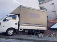 Kağıthane’de Kamyonet Ev Çatısına Düştü