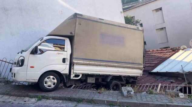 Kağıthane’de Kamyonet Ev Çatısına Düştü