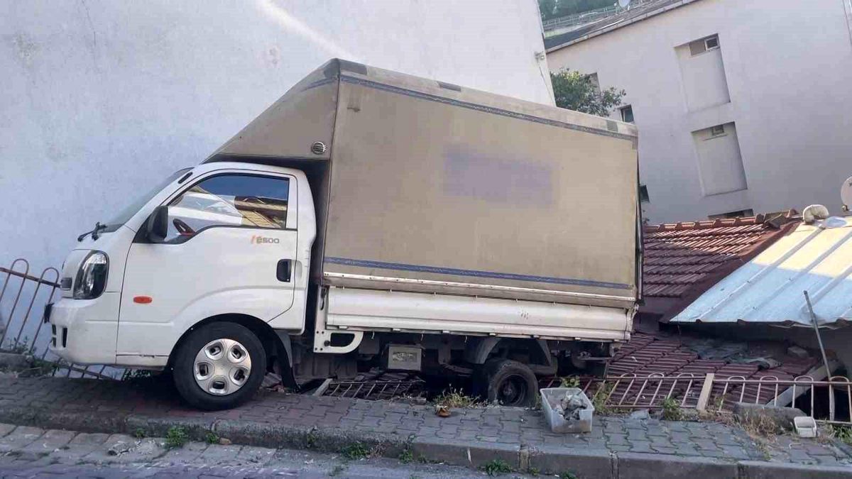 Kağıthane’de Kamyonet Ev Çatısına Düştü